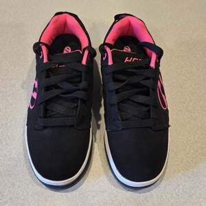 Heelys Voyager Black Pink Skate Shoes - youth 4